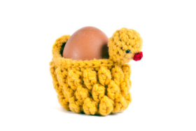 Żółty kurczaczek na jajko